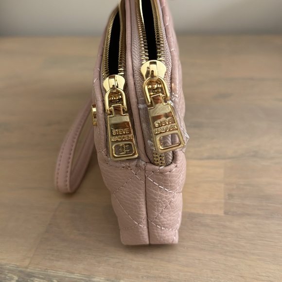 NWT Steve Madden Pink Quilted Wristlet - Picture 4 of 4